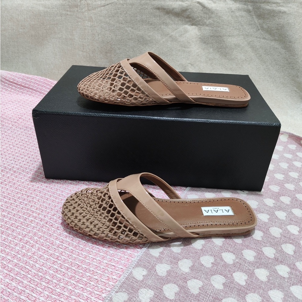 Alaia Tan Woven Patent-Trim Slide Mules - Picture 8 of 8
